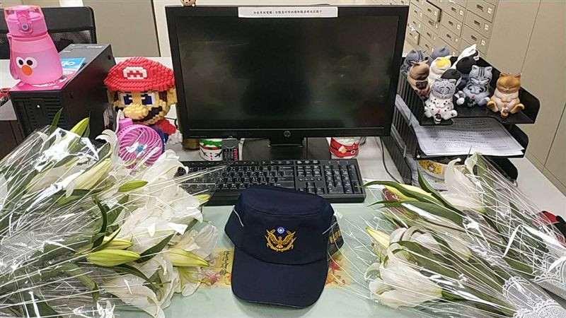 殉職警員桌上滿是鮮花　同事難過哽咽