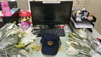 殉職警員桌上滿是鮮花　同事難過哽咽