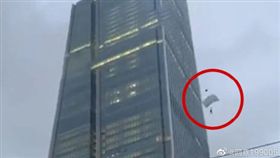 不少挑戰極限運動的玩家，喜歡到景觀地標、高樓大廈做出許多高難度的危險動作，大陸雲南昆明市的昆明恒隆廣場，在昨（28）日時，就被民眾目擊有兩名跳傘玩家，爬到66樓樓頂，從高空中一躍而下。其中一名男子疑似因為跳傘裝備出錯，在降落過程中發生意外、失速墜地，驚險畫面全被附近民眾拍下，而這名男子也在墜樓後，直接失去呼吸心跳，當場喪命。（圖／翻攝自微博）