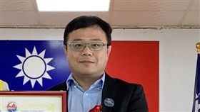 屏東縣枋寮鄉政顧問李孟居（右）日前赴香港旅遊，自20日至今失聯。（圖／翻攝自李孟居臉書）