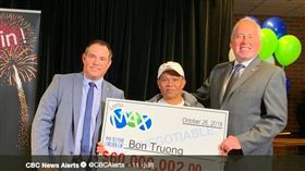 住在加拿大的越南裔男子連續20年簽同組號碼，中相當於台幣18億頭獎。（圖／翻攝自推特）