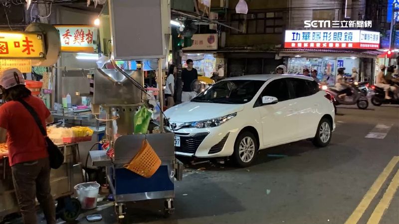 女駕駛失控撞雞排攤！熱油燙傷老闆娘