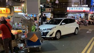 女駕駛失控撞雞排攤！熱油燙傷老闆娘