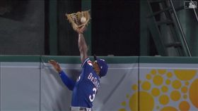 ▲遊騎兵中外野手迪席爾斯（Delino DeShields）沒收天使古德溫（Brian Goodwin）的陽春砲。（圖／翻攝自MLB官網）