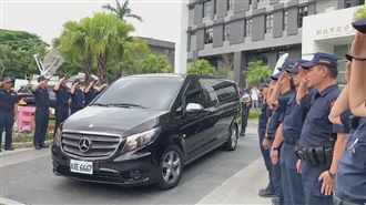 勇警殉職移靈回老家　同仁不捨淚送