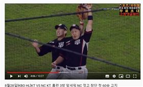 ▲KT巫師三壘手黃載鈞接界外飛球遭游擊手沈佑俊打到頭部。（圖／截自網路）