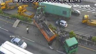 國道聯結車追撞　砂石車翻覆直衝對向