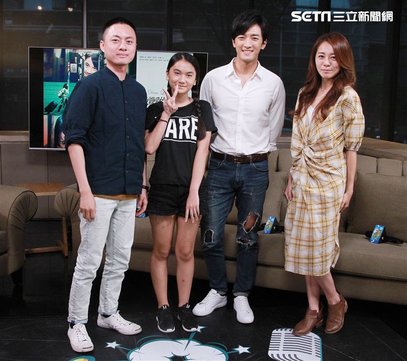「致親愛的孤獨者」練建宏導演、演員林慈恩、鍾政均、主題曲歌手解偉苓，上安安大明星宣傳。（記者邱榮吉/攝影）