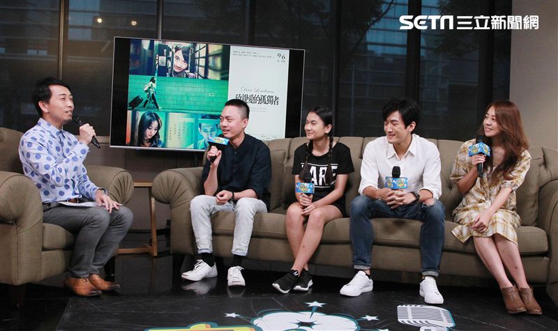 「致親愛的孤獨者」練建宏導演、演員林慈恩、鍾政均、主題曲歌手解偉苓，上安安大明星宣傳。（記者邱榮吉/攝影）