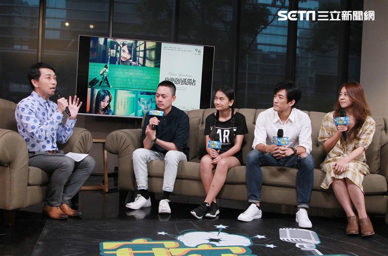 「致親愛的孤獨者」練建宏導演、演員林慈恩、鍾政均、主題曲歌手解偉苓，上安安大明星宣傳。（記者邱榮吉/攝影）