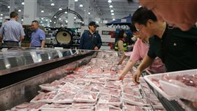 中國祭政策獎勵養豬　業者觀望不敢進場中國豬肉價格在3月份短短一個月內漲了20%後，就此奏響「漲聲」序曲，中國農業農村部數據顯示，16省（市）瘦肉型白條豬出廠平均價格，7月相對3月上漲了28%，8月又較7月漲了30%。中央社記者陳家倫上海攝　108年8月29日