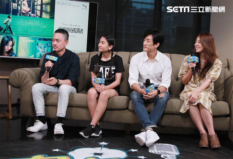 「致親愛的孤獨者」練建宏導演、演員林慈恩、鍾政均、主題曲歌手解偉苓，上安安大明星宣傳。（記者邱榮吉/攝影）