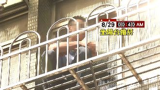 害死警5萬交保！嫌犯悠閒抽菸沒道歉