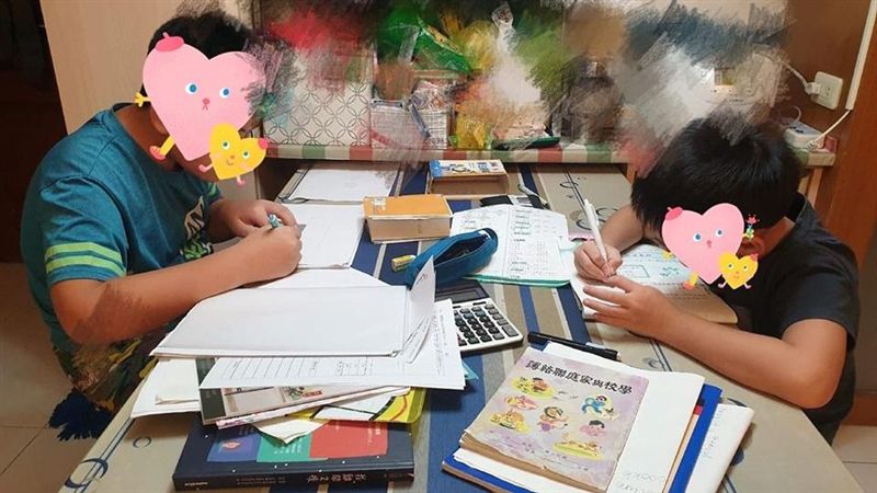 明開學！兄弟趕暑假作業　媽氣到魔化