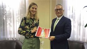 石虎,集集彩繪列車,Катя Mолодцова,林佳龍,觀光局,駐俄代表處（圖／翻攝駐俄代表處臉書）