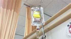 急診吊點滴！全職媽吊一半「求醫生給出院」原因曝光　55字噴母愛…網淚推(圖/翻攝自爆怨公社)
