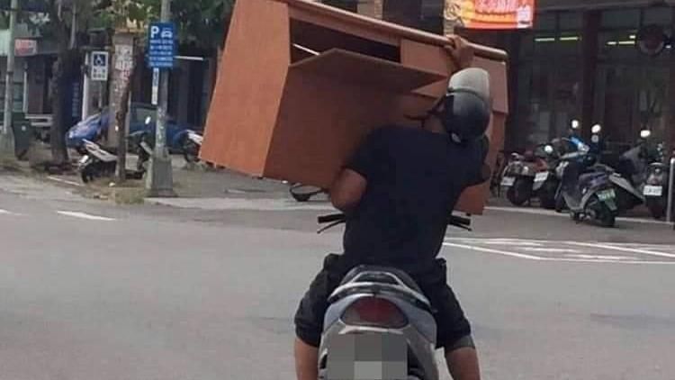 男抱床頭櫃騎車　網：台灣人基本日常