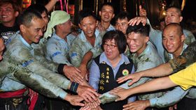 宜蘭頭城搶孤 羅東鎮公所A隊奪冠宜蘭頭城搶孤29日深夜登場，共有12支隊伍參賽，經過一番激烈競爭，「羅東鎮公所A隊」只花32分鐘就順利鋸下13層樓高的順風旗奪冠。隊員們事後與羅東鎮長吳秋齡（前右3）慶祝同歡。中央社記者沈如峰宜蘭縣攝 108年8月30日