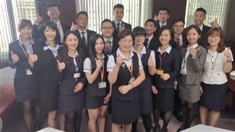 助小微企業　公股銀俊男美女拍片相挺