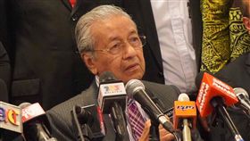 （１６：９）傳拒反送中示威者長期居留  馬哈地：有待討論馬來西亞官員之前表態，若有證據顯示「馬來西亞－我的第二家園」長期居留計畫申請人參與反送中示威，將不會批准申請。馬來西亞首相馬哈地表示，會再詳細了解情況並作討論。中央社實習記者張廖永臻攝  108年8月30日