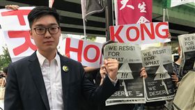 G20峰會　香港反送中派人士在大阪示威20國集團（G20）高峰會28日在日本大阪登場，為了向國際社會訴求人權遭中國政府打壓，一個名為自由印度太平洋聯盟的組織在大阪市鬧區發起示威活動，香港民族黨前召集人陳浩天也參與，背後是港民募款在國際媒體刊登的廣告。中央社記者楊明珠大阪攝　108年6月28日