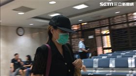 惡房東張淑晶出庭，因不滿Google上搜尋還可看到她的報導，提告周時報刊並求償11萬元。（圖／記者楊佩琪攝）