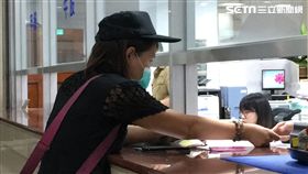 惡房東張淑晶出庭，因不滿Google上搜尋還可看到她的報導，提告周時報刊並求償11萬元。（圖／記者楊佩琪攝）