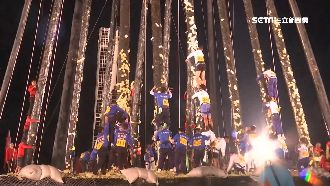 搶孤大比拚！宜蘭豎孤棚高度逾40米