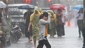 對流發展旺盛  北台灣防大雷雨中央氣象局18日針對全台20縣市發出大雨或豪雨特報，受到西南風及對流雲系發展旺盛影響，易有短時強降雨，提醒民眾慎防劇烈降雨。中央社記者謝佳璋攝  108年8月18日