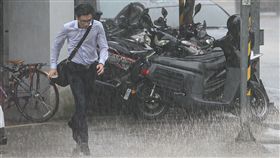 低壓帶影響　各地留意短時強降雨中央氣象局表示，低壓帶影響，21日天氣較不穩定，各地有局部短暫陣雨或雷雨，並有局部較大雨勢發生的機率，提醒民眾外出攜帶雨具。中央社記者謝佳璋攝　108年8月21日