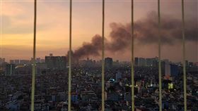 河內市燈泡廠大火外洩水銀  政府發出安全警報越南河內市黎明燈泡生產工廠28日發生大火，導致水銀等化學品外洩。當地政府29日發出安全警報，勸告附近居民將孩童與老人疏散，不要進食在此區生產或存放的食物。圖為工廠冒出黑煙。（民眾提供）中央社河內傳真  108年8月30日