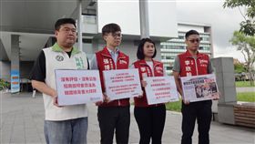 摩天輪招商說明會未開放　台灣基進要求公開透明高雄市政府30日舉辦愛情摩天輪暨複合商業開發招商說明會，但簡報部分未開放，台灣基進組織部主任李雨蓁（右2）、新聞輿情部副主任張博洋（左2）與民進黨高雄市議員簡煥宗（左）等人要求公開透明。中央社記者陳朝福攝　108年8月30日