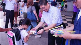 強化校園安全  楊文科：增編警衛保全經費新學期的第一天，新竹縣長楊文科（右2）30日到竹北市十興國小為學生加油打氣，並宣布為讓學生有安全學習環境，縣府今年加碼增編校園警衛保全經費，補助每校一名臨時人員及夜間保全，強化校園警衛人力。中央社記者郭宣(文三)攝　108年8月30日