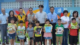 開學好閱讀　澎湖行動圖書送書到學校（1）澎湖閱讀動起來「行動圖書館送書到學校活動」30日上午由馬公中山國小出發，由澎湖縣政府教育處長蘇啟昌（後右4）等人代表為行動圖書館重新揭幕，並分送學子每人一本故事繪本，齊力推動閱讀習慣。中央社　108年8月30日