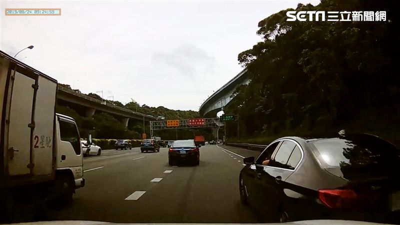 插隊被按喇叭　他竟惱羞逼車挑釁