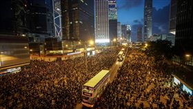反送中遊行再起  車道擠滿人潮香港泛民主派團體民間人權陣線16日再次發起反修訂逃犯條例大遊行，民眾身穿黑衣上街表訴求，遊行群眾移動至未封閉車道。中央社記者裴禛香港攝  108年6月16日