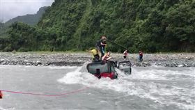 花蓮,青昌溪,豪雨,溪水暴漲,受困,吉普車,溯溪。翻攝畫面