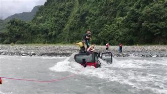 快訊／花蓮豪雨！青昌溪暴漲3人受困