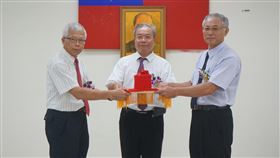 台電金門塔山電廠新卸任廠長交接台電塔山發電廠新、卸任廠長交接典禮30日舉行，在台電發電處副處長鄭天德（中）監交下，卸任廠長陳文寬（左）將印信交給新任廠長葉國佐（右）。中央社記者黃慧敏攝　108年8月30日