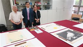 史博館邀專家分享版畫知識國立歷史博物館館長廖新田（中）、知名版畫家鐘有輝（左）、台北市立大學教授林雪卿（右）30日在史博館，介紹分享版畫相關知識。中央社記者陳政偉攝  108年8月30日