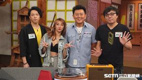 主持人庹宗康與來賓大飛、廖阿輝、DJ Jessica合照。
DJ Jessica介紹自己常用的藍芽配備。
3C達人廖阿輝介紹近年流行的藍芽喇叭款式。