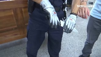 警增配防割手套　網酸「能擋子彈」？