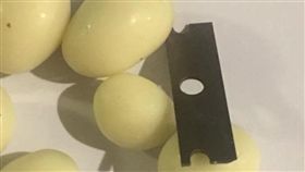 澳洲女子發現超市販售的乳酪口為葡萄乾裡藏著一枚刮鬍刀刀片。(圖／翻攝自DANICA BENNETT臉書）