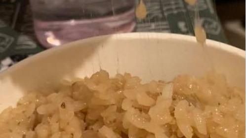逛夜市狂踩雷！油飯臭酸牽絲　她傻眼
