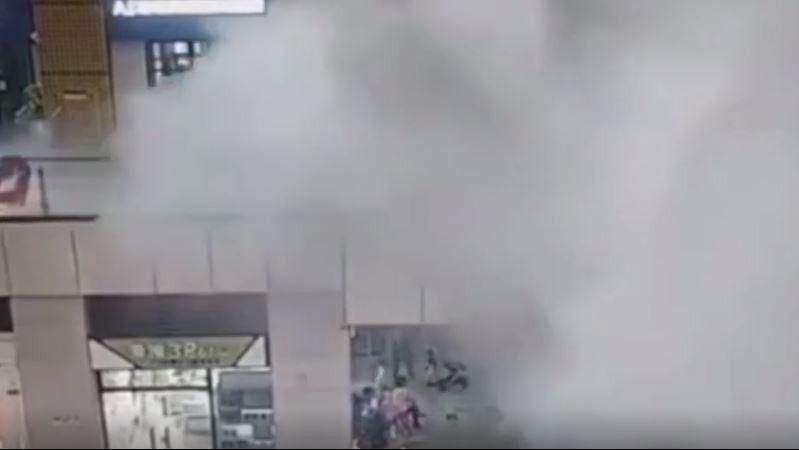 影／「超狂雨瀑」灌爆商場　她秒噴飛