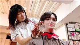 這是假人頭吧？日本星二代網紅Matt，日前在IG上傳一張到髮廊剪頭髮的照片，但不少網友看了都被嚇傻，不是因為他的髮型出了問題，而是因為Matt的上半身太像「假人」了，讓網友看了傻傻分清楚，還有人一度以為照片是一名設計師在用假人頭練習剪髮，Matt洋娃娃般的外觀也再度引發熱議。（圖／翻攝自Matt IG）