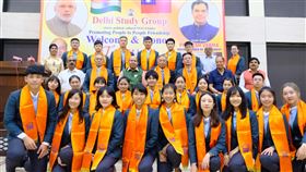 國際青年大使與德里研究社人員合影台灣國際青年大使30日與印度人民黨青年智庫德里研究社交流，並與駐印度代表田中光（由上數來第2排右4）、印度人民黨涉外事務召集人喬里（右5）等合影。中央社記者康世人新德里攝  108年8月30日