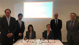 陳良基訪荷 見證簽署科技合作備忘錄科技部長陳良基（左2）30日與荷蘭經濟暨氣候部副總司長史衛斯（右2）在荷蘭海牙見證台荷簽署科技合作備忘錄。（科技部提供）中央社記者唐佩君布魯塞爾傳真 108年8月30日