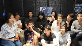 曾沛慈（左）與信（左2）兩人飆唱《千年之戀》。（圖／翻攝自唐綺陽臉書）