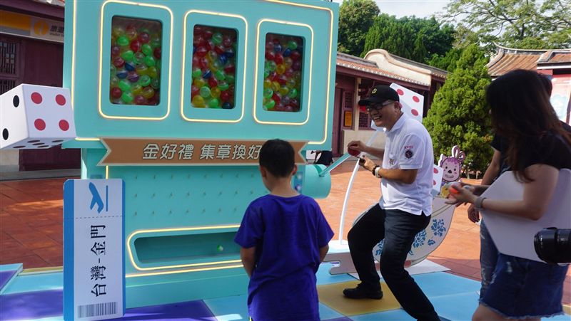 中秋博狀元餅登場　巨型拉霸機吸睛
